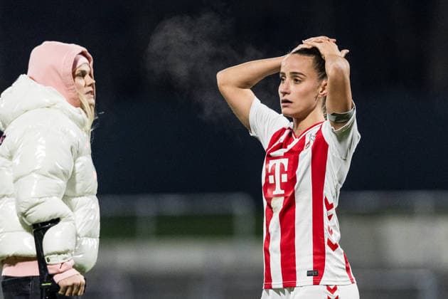 Google Pixel Frauen-Bundesliga, 1. FC Köln - FC Carl Zeiss Jena; 14.12.2025 Vanessa Leimenstoll (1. FC Köln, 29) frustriert mit über dem Kopf zusammen geschlagenen Händen Google Pixel Frauen-Bundesliga, 1. FC Köln - FC Carl Zeiss Jena, Köln, Franz-Kremer-Stadion am 14.12.2025 DFB REGULATIONS PROHIBIT ANY USE OF PHOTOGRAPHS AS IMAGE SEQUENCES AND OR QUASI-VIDEO. Copyright: xBEAUTIFULxSPORTS Wunderlx