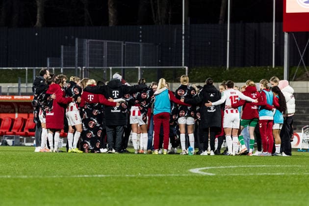 Google Pixel Frauen-Bundesliga, 1. FC Köln - FC Carl Zeiss Jena; 14.12.2025 Teamkreis 1. FC Köln nach dem Spiel Google Pixel Frauen-Bundesliga, 1. FC Köln - FC Carl Zeiss Jena, Köln, Franz-Kremer-Stadion am 14.12.2025 DFB REGULATIONS PROHIBIT ANY USE OF PHOTOGRAPHS AS IMAGE SEQUENCES AND OR QUASI-VIDEO. Copyright: xBEAUTIFULxSPORTS Wunderlx