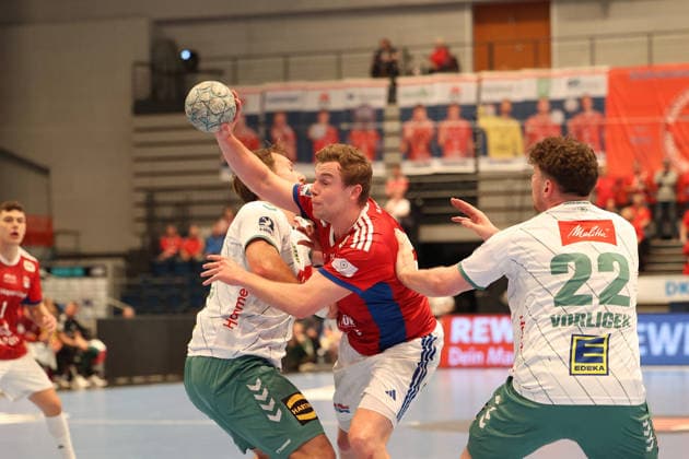 Handball Daikin Handball Bundesliga 2025 2026 - Handball Verein Hamburg vs. GWD Minden Eimantas Grimuta (Minden),Moritz Sauter (Hamburg),erfolgreicher Torwurf,Philipp Vorlicek (Minden), Sporthalle Hamburg Hamburg