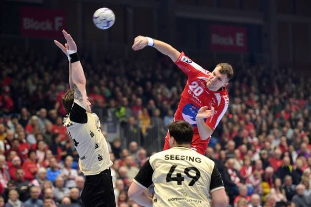 Uladsislau Kulesch (MT Melsungen 20) (am Ball), Gerdas Babarskas (Bergischer HC 14), Aron Seesing (Bergischer HC 49) , GER, MT Melsungen - Bergischer HC, Handball, 1. Bundesliga, 17. Spieltag, Saison 2025 2026, 14.12.2025, GER, MT Melsungen - Bergischer HC, Handball, 1. Bundesliga, 17. Spieltag, Saison 2025 2026, 14.12.2025 Kassel Copyright: xEibner-Pressefotox xRolandxSippelx EP_RSL