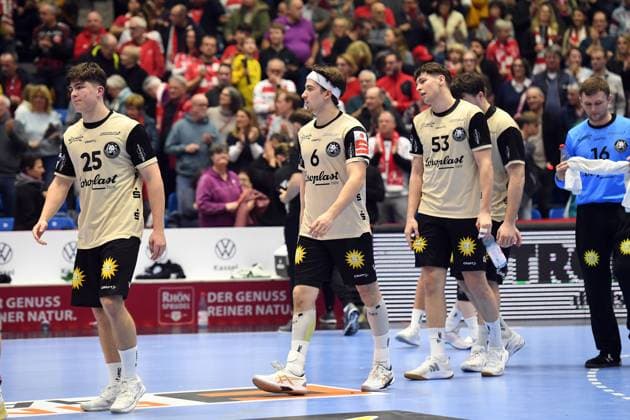 enttaeuscht, frustriert, Emotion nach der Niederlage; g26 , Soeren Servos (Bergischer HC 6), Soeren Steinhaus (Bergischer HC 53), Lukas Diedrich (Torwart Bergischer HC 16) , GER, MT Melsungen - Bergischer HC, Handball, 1. Bundesliga, 17. Spieltag, Saison 2025 2026, 14.12.2025, GER, MT Melsungen - Bergischer HC, Handball, 1. Bundesliga, 17. Spieltag, Saison 2025 2026, 14.12.2025 Kassel Copyright: xEibner-Pressefotox xRolandxSippelx EP_RSL