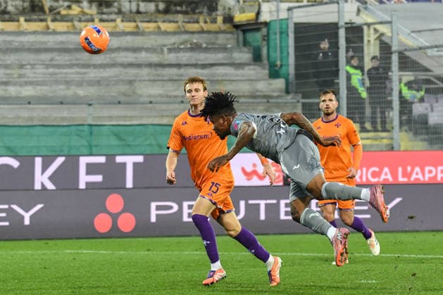 header of Gift Emmanuel Orban (Hellas Verona) during ACF Fiorentina vs Hellas Verona FC, Italian soccer Serie A match in Florence, Italy, December 14 2025  Copyright: xFabioxFagiolini IPAxSportx xipa-agency.netx xx IPA_69150057 IPA_Agency_IPA69150057