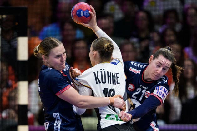 251214 Vilde Mortensen Ingstad and Ingvild Kristiansen Bakkerud of Norway and Nieke Kuhne of Germany during the IHF Women s World Championship, WM, Weltmeisterschaft final between Germany and Norway on December 14, 2025 in Rotterdam. Photo: Joel Marklund BILDBYRAN kod JM JM0758 bbeng handball handboll handball vm handball-vm handbolls-vm ihf handball world championship world handball championship 2025 world championship 2025 final tyskland norway norge germany dam Copyright: JOELxMARKLUND BB251214JM050