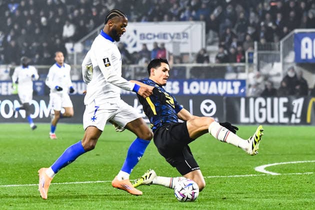 FOOTBALL : AJ Auxerre vs Lille OSC - Ligue 1 - JournÃ e 16 - 14 12 2025 JosuÃ Casimir (AJ Auxerre) Aissa Mandi (Lille OSC) AuxerreFrance  Copyright: xBaptistexAutissierx