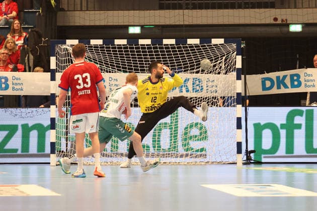 Handball Daikin Handball Bundesliga 2025 2026 - Handball Verein Hamburg vs. GWD Minden Moritz Sauter (Hamburg),Florian Kranzmann (Minden),7meter, erfolgreich,Torwart Mohammed Essam Moustafa El-Tayar (Hamburg), Sporthalle Hamburg Hamburg
