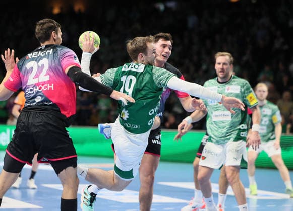 GER HBL Saison 2025 2026 FÜCHSE Berlin vs HSG Wetzlar, 14.12.25, Max-Schmeling-Halle, Berlin, Mathias GIDSEL (Füchse Berlin 19) ist mal wieder nicht zu stoppen und durchpflügt die Abwehr der HSG Wetzlar, Jona SCHOCH (HSG Wetzlar 22) und Josip SIMIC (HSG Wetzlar 10) können nur zuschauen