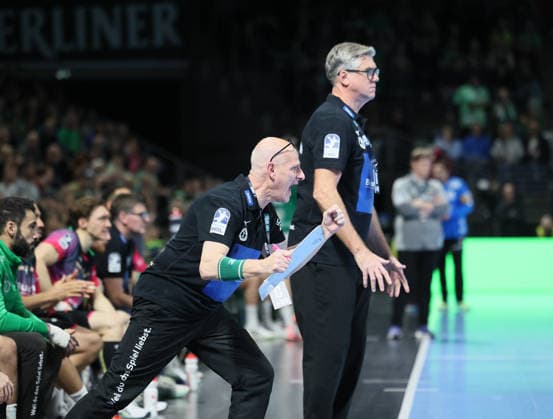 GER HBL Saison 2025 2026 FÜCHSE Berlin vs HSG Wetzlar, 14.12.25, Max-Schmeling-Halle, Berlin, Wetzlar™s Team-Betreuer Stefan RÜHL hält es nicht mehr auf der Bank, Emotion, Faust, Energie