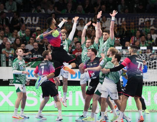 GER HBL Saison 2025 2026 FÜCHSE Berlin vs HSG Wetzlar, 14.12.25, Max-Schmeling-Halle, Berlin, Philipp ANOUANSOU (HSG Wetzlar 19) hatte es am heutigen Tag besonders schwer gegen eine gut eingestellte FÜCHSE Defensive