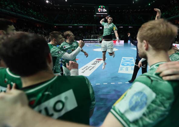 GER HBL Saison 2025 2026 FÜCHSE Berlin vs HSG Wetzlar, 14.12.25, Max-Schmeling-Halle, Berlin, Mijajlo MARSENIC (Füchse Berlin 93) springt in die Mitte seiner Mitspieler