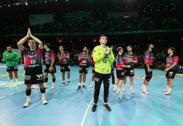 GER HBL Saison 2025 2026 FÜCHSE Berlin vs HSG Wetzlar, 14.12.25, Max-Schmeling-Halle, Berlin, Team HSG Wetzlar applaudiert den mitgereisten Fans, Dank