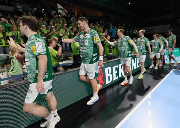 GER HBL Saison 2025 2026 FÜCHSE Berlin vs HSG Wetzlar, 14.12.25, Max-Schmeling-Halle, Berlin, das Team bedankt sich beim Fanclub FÜCHSE POWER