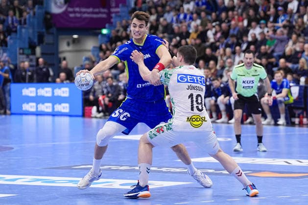 14.12.2025, xydrx, Handball, 1.HBL, VfL Gummersbach - SC Magdeburg, Schwalbe-Arena: Julian Koester (VfL Gummersbach 7) im Zweikampf gegen Elvar Oern Jonsson (SC Magdeburg 19) Photo: xYannisxDreimannxPressefotoKochx Nordrhein-Westfahlen Deutschland