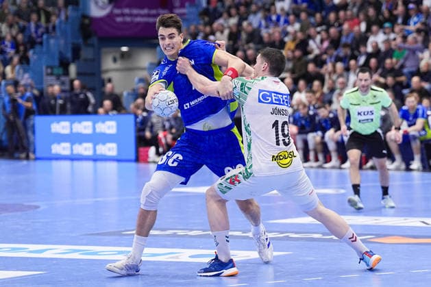 14.12.2025, xydrx, Handball, 1.HBL, VfL Gummersbach - SC Magdeburg, Schwalbe-Arena: Julian Koester (VfL Gummersbach 7) im Zweikampf gegen Elvar Oern Jonsson (SC Magdeburg 19) Photo: xYannisxDreimannxPressefotoKochx Nordrhein-Westfahlen Deutschland