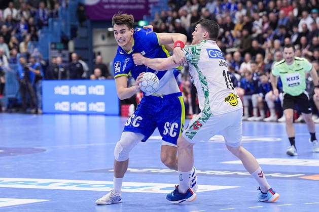 14.12.2025, xydrx, Handball, 1.HBL, VfL Gummersbach - SC Magdeburg, Schwalbe-Arena: Julian Koester (VfL Gummersbach 7) im Zweikampf gegen Elvar Oern Jonsson (SC Magdeburg 19) Photo: xYannisxDreimannxPressefotoKochx Nordrhein-Westfahlen Deutschland