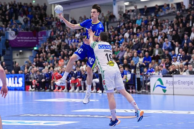 14.12.2025, xydrx, Handball, 1.HBL, VfL Gummersbach - SC Magdeburg, Schwalbe-Arena: Miro Schluroff (VfL Gummersbach 15) im Zweikampf gegen Elvar Oern Jonsson (SC Magdeburg 19) Photo: xYannisxDreimannxPressefotoKochx Nordrhein-Westfahlen Deutschland