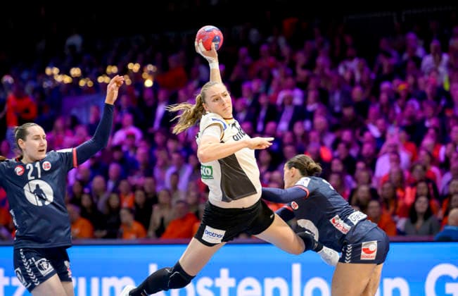 v.l. Ingvild Kristiansen Bakkerud (NOR), Viola Leuchter (GER), Stine Ruscetta Skogrand (NOR) Aktion, Zweikampf, Wurf, Handball Weltmeisterschaft der Frauen 2025, Finale Deutschland (GER) - Norwegen (NOR), am 14.12.2025 in Rotterdam Niederlande. Handball WM der Frauen vom 26.11.-14.12.2025 in Deutschland Niederlande. Â