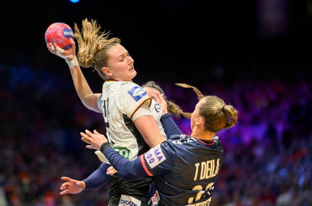 v.l.I Viola Leuchter (GER), Live Rushfeldt Deila (NOR) Aktion, Zweikampf, Wurf, Handball Weltmeisterschaft der Frauen 2025, Finale Deutschland (GER) - Norwegen (NOR), am 14.12.2025 in Rotterdam Niederlande. Handball WM der Frauen vom 26.11.-14.12.2025 in Deutschland Niederlande. Â