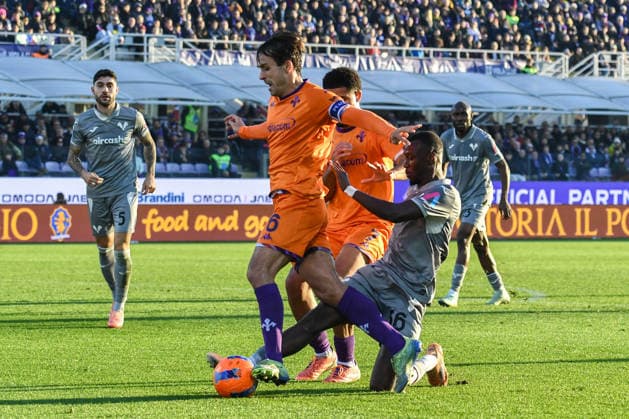 Luca Ranieri (Fiorentina) hampered by Cheikh Ahmet Tidian Niasse (Hellas Verona) during ACF Fiorentina vs Hellas Verona FC, Italian soccer Serie A match in Florence, Italy, December 14 2025  Copyright: xFabioxFagiolini IPAxSportx xipa-agency.netx xx IPA_69149757 IPA_Agency_IPA69149757