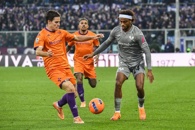Antoine Joseph Bernede (Hellas Verona) fights for the ball against Niccolo Fagioli (Fiorentina) during ACF Fiorentina vs Hellas Verona FC, Italian soccer Serie A match in Florence, Italy, December 14 2025  Copyright: xFabioxFagiolini IPAxSportx xipa-agency.netx xx IPA_69149986 IPA_Agency_IPA69149986