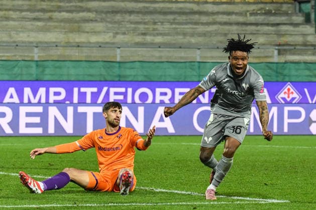 Gift Emmanuel Orban (Hellas Verona) celebrates with teammates after scoring the 1-2 goal during ACF Fiorentina vs Hellas Verona FC, Italian soccer Serie A match in Florence, Italy, December 14 2025  Copyright: xFabioxFagiolini IPAxSportx xipa-agency.netx xx IPA_69150200 IPA_Agency_IPA69150200