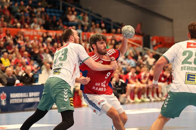 Handball Daikin Handball Bundesliga 2025 2026 - Handball Verein Hamburg vs. GWD Minden Alexander Weck (Minden),Jacob Arenth Lassen (Hamburg),Eimantas Grimuta (Minden), Sporthalle Hamburg Hamburg