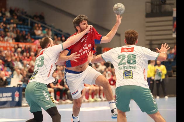 Handball Daikin Handball Bundesliga 2025 2026 - Handball Verein Hamburg vs. GWD Minden Ian Weber (Minden),Jacob Arenth Lassen (Hamburg),Eimantas Grimuta (Minden), Sporthalle Hamburg Hamburg