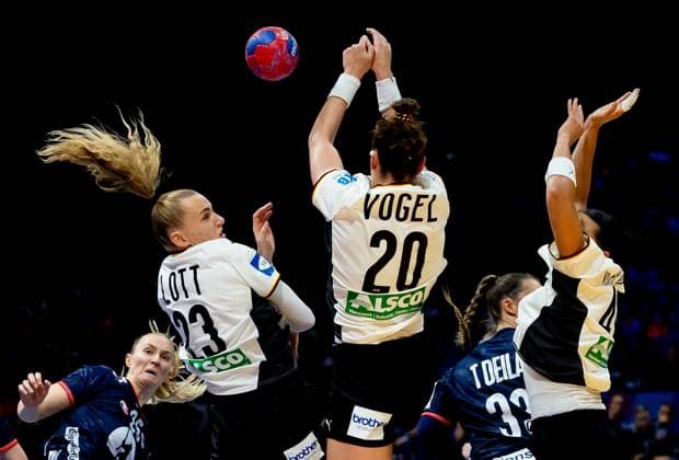 ROTTERDAM - Henny Ella Reistad (NOR), Annika Lott (GER), Emily Vogel (GER), Thale Rushfeldt Deila (NOR), AimÃ e Von Pereira (GER) in action during the World Handball Championship final between Norway and Germany on December 14, 2025 in Ahoy Rotterdam, Netherlands. ANP IRIS VAN DEN BROEK xVIxANPxSportx xxANPxIVx 544869975 originalFilename: 544869975.jpg
