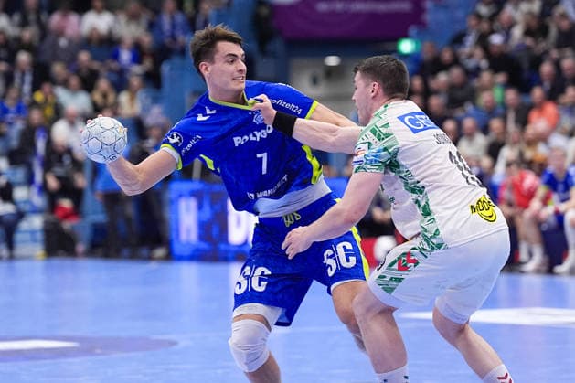 14.12.2025, xydrx, Handball, 1.HBL, VfL Gummersbach - SC Magdeburg, Schwalbe-Arena: Julian Koester (VfL Gummersbach 7) im Zweikampf gegen Elvar Oern Jonsson (SC Magdeburg 19) Photo: xYannisxDreimannxPressefotoKochx Nordrhein-Westfahlen Deutschland