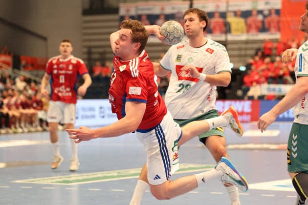 Handball Daikin Handball Bundesliga 2025 2026 - Handball Verein Hamburg vs. GWD Minden Moritz Sauter (Hamburg),erfolgreicher Torwurf,Eimantas Grimuta (Minden), Sporthalle Hamburg Hamburg