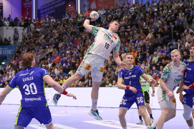 14.12.2025, xgox, Handball - Daikin HBL VfL Gummersbach - SC Magdeburg emspor, v.l. Elvar Oern Jonsson (Magdeburg, 19) wirft Tor, Torschuetze, erzielt Tor, Treffer, scores the goal Gummersbach