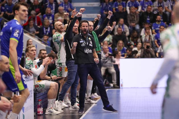 14.12.2025, xgox, Handball - Daikin HBL VfL Gummersbach - SC Magdeburg emspor, v.l. Bennet Wiegert (Magdeburg, Trainer) Jubel, Torjubel, jubelt ueber das Tor, celebrate the goal, celebration Gummersbach