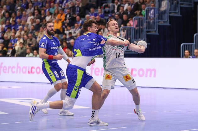 14.12.2025, xgox, Handball - Daikin HBL VfL Gummersbach - SC Magdeburg emspor, v.l. Omar Ingi Magnusson (Magdeburg, 14), Victor Kloeve (Goeppingen, 7) Zweikampf, Duell, Kampf, tackle Gummersbach
