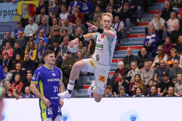 14.12.2025, xgox, Handball - Daikin HBL VfL Gummersbach - SC Magdeburg emspor, v.l. Matthias Musche (Magdeburg, 6) wirft Tor, Torschuetze, erzielt Tor, Treffer, scores the goal Gummersbach