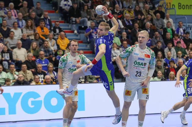 14.12.2025, xtgx, VfL Gummersbach - SC Magdeburg v.l. Ellidi Snaer Vidarsson (Gummersbach, 4) wirft Tor, Torschuetze, erzielt Tor, Treffer, scores the goal Gummersbach