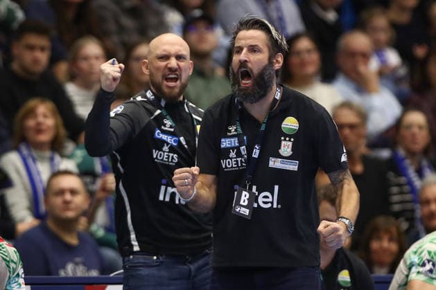 14.12.2025, xtgx, VfL Gummersbach - SC Magdeburg v.l. Yves Grafenhorst (Magdeburg, Co-Trainer), Bennet Wiegert (Magdeburg, Trainer) Jubel, Torjubel, jubelt ueber das Tor, celebrate the goal, celebration Gummersbach