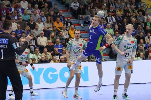 14.12.2025, xtgx, VfL Gummersbach - SC Magdeburg v.l. Ellidi Snaer Vidarsson (Gummersbach, 4) wirft Tor, Torschuetze, erzielt Tor, Treffer, scores the goal Gummersbach