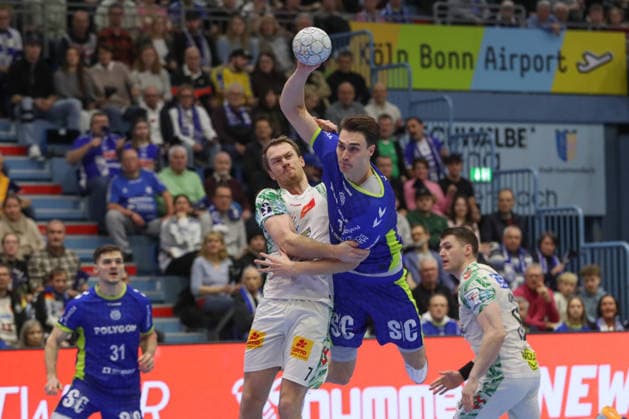 14.12.2025, xtgx, VfL Gummersbach - SC Magdeburg v.l. Felix Claar (Magdeburg, 7), Miro Schluroff (Gummersbach, 15) Zweikampf, Duell, Kampf, tackle Gummersbach