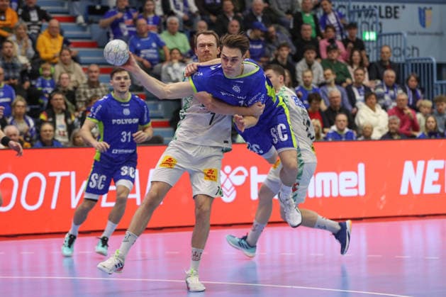 14.12.2025, xtgx, VfL Gummersbach - SC Magdeburg v.l. Felix Claar (Magdeburg, 7), Miro Schluroff (Gummersbach, 15) Zweikampf, Duell, Kampf, tackle Gummersbach