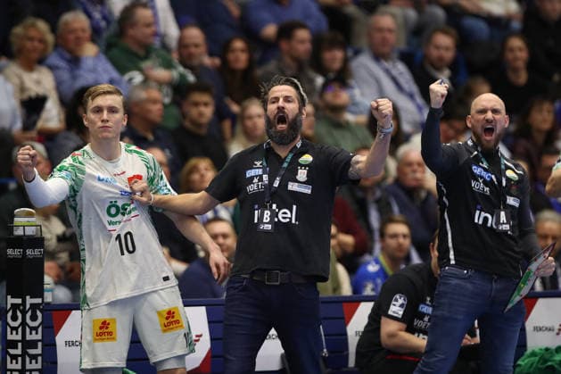 14.12.2025, xtgx, VfL Gummersbach - SC Magdeburg v.l. Gisli Thorgeir Kristjansson (Magdeburg, 10), Bennet Wiegert (Magdeburg, Trainer), Yves Grafenhorst (Magdeburg, Co-Trainer) Jubel, Torjubel, jubelt ueber das Tor, celebrate the goal, celebration Gummersbach