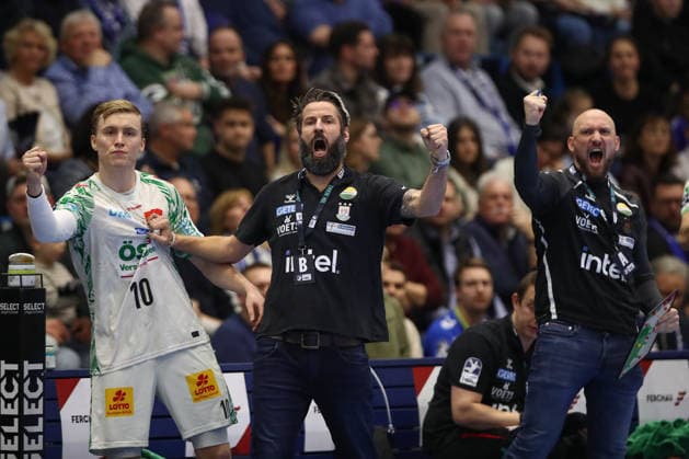 14.12.2025, xtgx, VfL Gummersbach - SC Magdeburg v.l. Gisli Thorgeir Kristjansson (Magdeburg, 10), Bennet Wiegert (Magdeburg, Trainer), Yves Grafenhorst (Magdeburg, Co-Trainer) Jubel, Torjubel, jubelt ueber das Tor, celebrate the goal, celebration Gummersbach