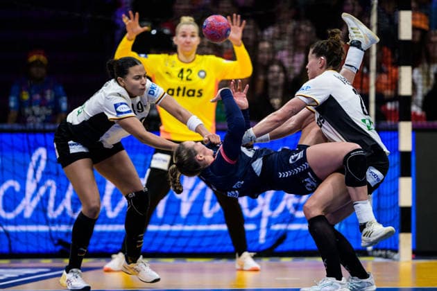251214 AimÃ e von Pereira and Emily Vogel of Germany and Thale Rushfeldt Deila of Norway during the IHF Women s World Championship, WM, Weltmeisterschaft final between Germany and Norway on December 14, 2025 in Rotterdam. Photo: Joel Marklund BILDBYRAN kod JM JM0758 bbeng handball handboll handball vm handball-vm handbolls-vm ihf handball world championship world handball championship 2025 world championship 2025 final tyskland norway norge germany dam Copyright: JOELxMARKLUND BB251214JM056