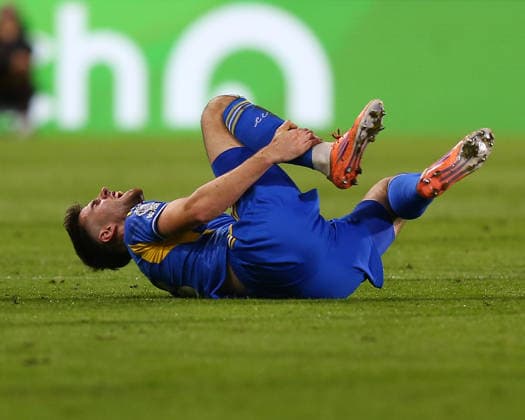 London, England, December 14 2025: Anton Stach (18 Leeds United) in pain after being kicked during the Premier League game between Brentford and Leeds United at Gtech Community Stadium in London, England. (Photo by Jay Patel Sports Press Photo SPP) Copyright: xJayxPatel SportsxPressxPhoto SPPx Sportspressphoto_SPR73718