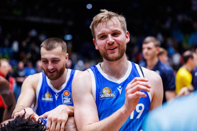 easycredit BBL, Frankfurt Skyliners - Science City Jena, 14.12.2025 Gute Laune nach Abpfiff bei den Frankfurter Spieler, die einen 79:70 Heimsieg gegen Jena feiern können; hier Till Pape (Frankfurt Skyliners, 19) Spiel der easycredit BBL Frankfurt Skyliners - Science City Jena; am 10. Spieltag der Saison 25 26 in der Süwag Energie ARENA am 14.12.2025 Copyright: xBEAUTIFULxSPORTS Hahnex