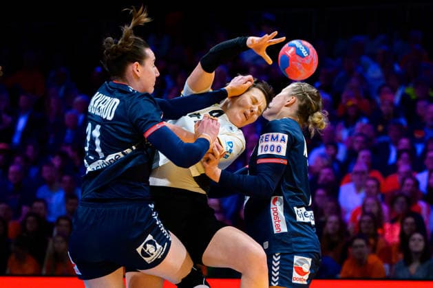 Handball, Frauen WM, Finale: Deutschland - Norwegen v. li. im Zweikampf Ingvild Bakkerud (Norwegen) und Alina Grijseels (Deutschland), Maren Aardahl (Norwegen) Rotterdam Ahoy Arena Niederlande