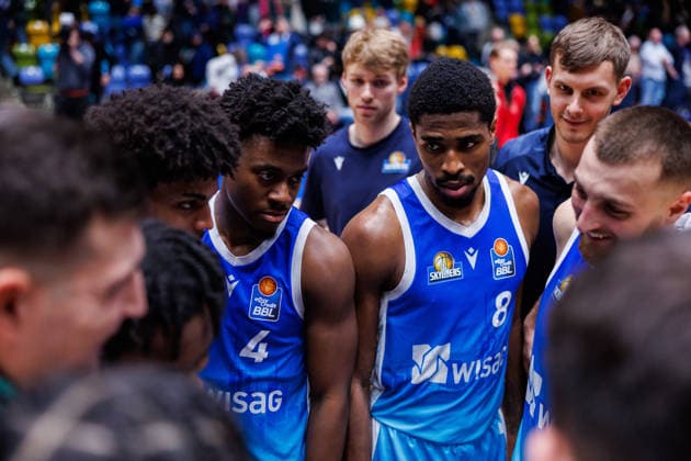easycredit BBL, Frankfurt Skyliners - Science City Jena, 14.12.2025 Gute Laune nach Abpfiff bei den Frankfurter Spieler, die einen 79:70 Heimsieg gegen Jena feiern können; hier Nahiem Alleyne (Frankfurt Skyliners, 4); William Christmas (Frankfurt Skyliners, 8), Radii Caisin (Frankfurt Skyliners, 16) Spiel der easycredit BBL Frankfurt Skyliners - Science City Jena; am 10. Spieltag der Saison 25 26 in der Süwag Energie ARENA am 14.12.2025 Copyright: xBEAUTIFULxSPORTS Hahnex