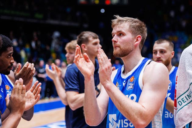 easycredit BBL, Frankfurt Skyliners - Science City Jena, 14.12.2025 Gute Laune nach Abpfiff bei den Frankfurter Spieler, die einen 79:70 Heimsieg gegen Jena feiern können; hier Till Pape (Frankfurt Skyliners, 19) Spiel der easycredit BBL Frankfurt Skyliners - Science City Jena; am 10. Spieltag der Saison 25 26 in der Süwag Energie ARENA am 14.12.2025 Copyright: xBEAUTIFULxSPORTS Hahnex