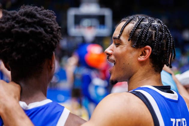 easycredit BBL, Frankfurt Skyliners - Science City Jena, 14.12.2025 Gute Laune nach Abpfiff bei den Frankfurter Spieler, die einen 79:70 Heimsieg gegen Jena feiern können; hier Garai Zeeb (Frankfurt Skyliners, 3) Spiel der easycredit BBL Frankfurt Skyliners - Science City Jena; am 10. Spieltag der Saison 25 26 in der Süwag Energie ARENA am 14.12.2025 Copyright: xBEAUTIFULxSPORTS Hahnex