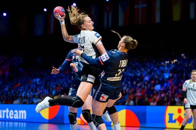 Handball, Frauen WM, Finale: Deutschland - Norwegen Viola Leuchter (Deutschland), Thale Rushfeldt Deila (Norwegen) Rotterdam Ahoy Arena Niederlande