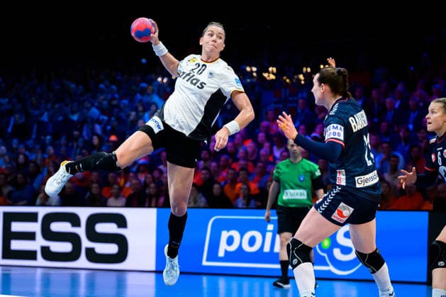 Handball, Frauen WM, Finale: Deutschland - Norwegen Emily Vogel (Deutschland), Ingvild Bakkerud (Norwegen) Rotterdam Ahoy Arena Niederlande