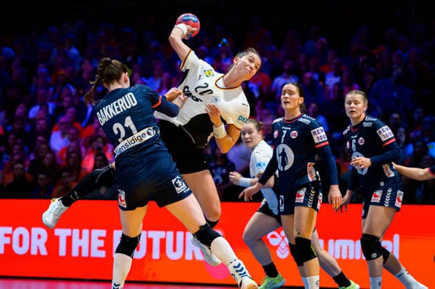 Handball, Frauen WM, Finale: Deutschland - Norwegen v. li. im Zweikampf Ingvild Bakkerud (Norwegen) und Emily Vogel (Deutschland), Stine Skogrand (Norwegen) Rotterdam Ahoy Arena Niederlande